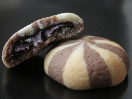 Gestreifte Kekse können mit viskoser Schokoladenfüllung gefüllt werden