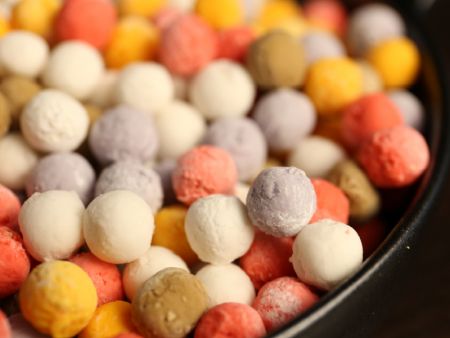Natürliche Lebensmittelfarbe hinzufügen, um bunte Tapioka-Perlen herzustellen