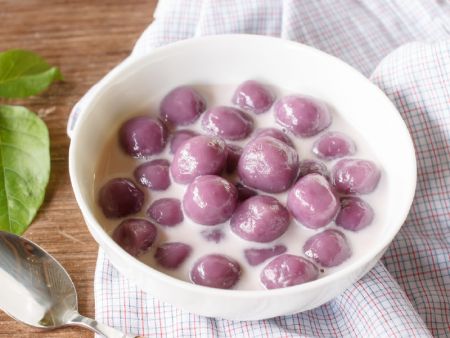 Pewarna makanan semulajadi boleh digunakan untuk membuat Bola Taro yang berwarna-warni