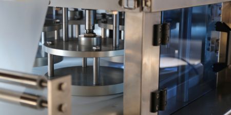 Es sind zwei Pressvorgänge erforderlich: Zuerst wird die Fleisch- und Bulgurweizenmischung zu einer flachen Scheibe gepresst