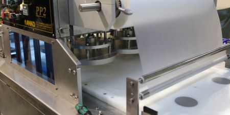 Zweitens: Zwei flache Scheiben mit Füllung in der Mitte zusammendrücken, um das Endprodukt zu formen