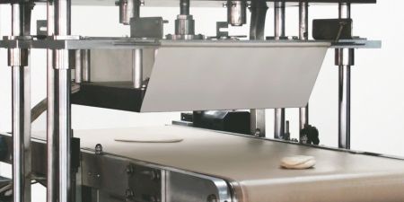 La máquina de prensado y calentamiento presiona y calienta automáticamente la masa cuando se detecta