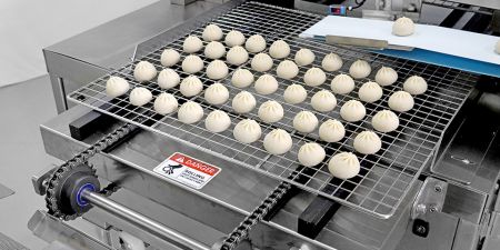 La máquina de alineación automática alinea perfectamente hasta 2.400 piezas de Xiao Long Baos por hora