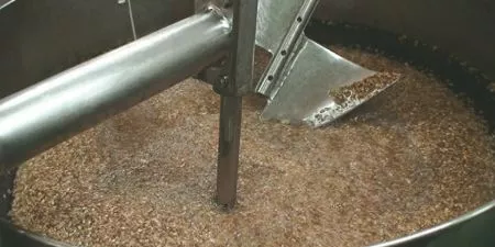 La machine chauffe et remue les ingrédients automatiquement