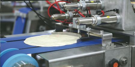 机器设有饼皮定位装置,确保下馅位子准确