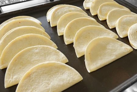 Räätälöity quesadilla-tuotantoon! ANKO QS-2000 ratkaisee monia työvoimapulaan ja tuotannon riittämättömyyteen liittyviä ongelmia