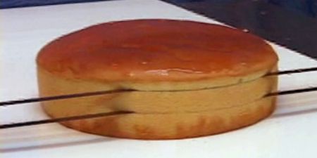 Blades with vibration ensure the cake is evenly sliced and every portion has a flat surface