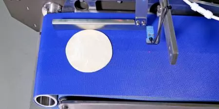 A guiding tool is used on the conveyor belt which is easy to place dough