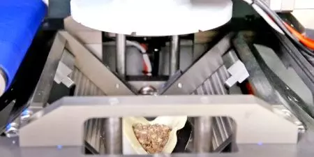 Prevents ingredients such as peas, corn kernels and other ingredients with a maximum radius of 10mm from being crushing during the assembly process