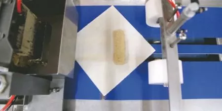 Fyldet presses derefter på dejpladerne.