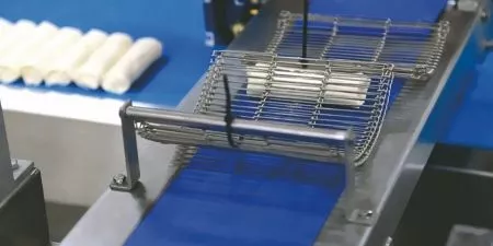 Indpakning af rullerne ved hjælp af håndlavede teknikker.