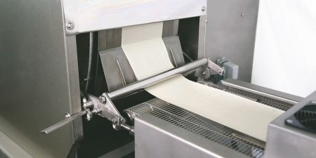 面皮经高温成型后,进入冷却阶段