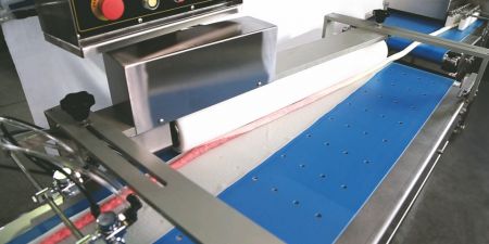 将春卷滚成长条状