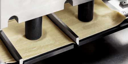 压薄后的馄饨面皮,进入切割与充馅程序