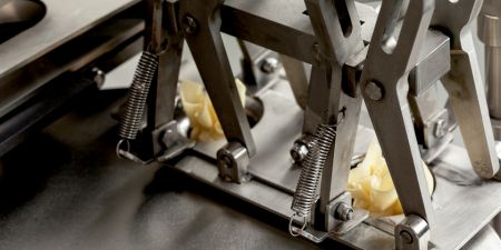 特殊夹具模拟手工夹花