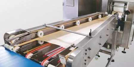 Peranti regangan boleh menghasilkan kepingan doh setipis 0.8 mm.