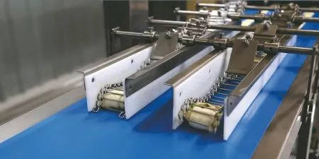 Jaring dawai keluli tahan karat digunakan untuk menggulung doh menjadi bola.