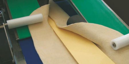 Zawijanie arkusza margaryny w arkusz ciasta.