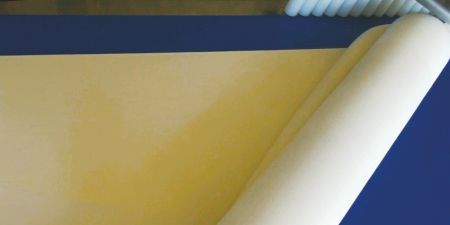 Wyrabianie ciasta francuskiego w warstwach w długą rolkę.