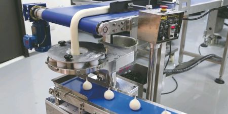 Używanie automatycznego zacisku do podziału ciasta na kule. Warstwy mogą sięgać nawet 32 składki.