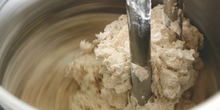 搅拌桶可左右转动产生揉、搓、捏、和、绞、扭等动作