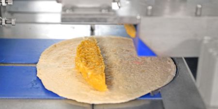 Машина ANKO автоматически наносит начинку на тортильи