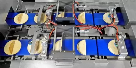 Тортильи автоматически складываются после начинки