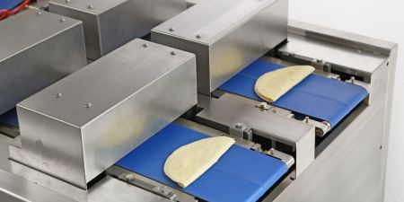 Два валика предназначены для разглаживания кесадиль