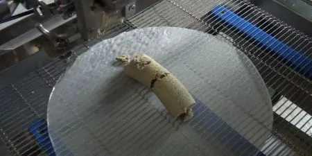 ปั๊มสกรูสามารถดันส่วนผสมที่แบ่งออกบนกระดาษข้าวโดยไม่ทำลายส่วนผสม