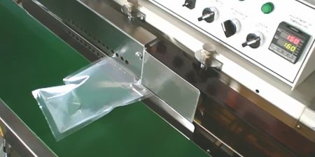 食品装袋后,将包装开口放入封口输送带封口