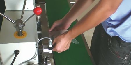 食品封口过程操作简易,水平、斜角皆可以封口