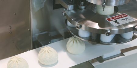 Produziert Fleischbrötchen und andere Lebensmittelprodukte, die handgemacht aussehen