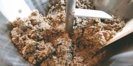 Verarbeitet verschiedene Zutaten mit unterschiedlichen Texturen und Feuchtigkeitsgehalten