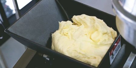 放入面团全自动包成馒头、麻糬、肉包等包馅食品