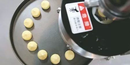 机械量产有花纹包馅食品,例如:客家菜包、水晶包、巴西炸鸡肉丸
