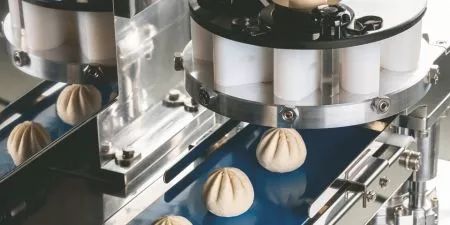 Μηχανικά κατασκευασμένη σουπαντίνα και κρεατόπιτα που φαίνονται ότι είναι χειροποίητες