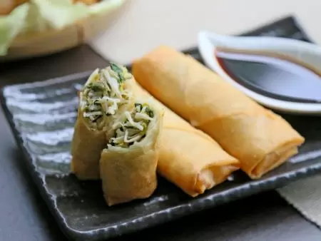 The bean sprouts remain crisp and crunchy in vegan Lumpias