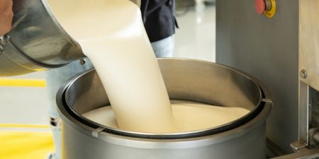 Verser la pâte dans l'entonnoir