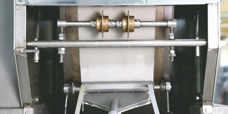 La pâte est étalée sur un tambour de cuisson et cuite en une feuille de pâte. La température de cuisson est contrôlée par une microchip et a une fluctuation maximale de ±1°C