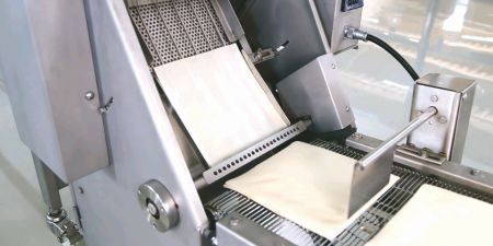 Les feuilles de pâte sont automatiquement cuites, divisées, comptées puis empilées en une pile