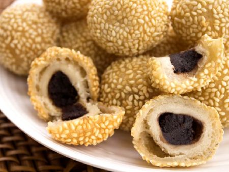 Fried sesame balls filled with bean paste