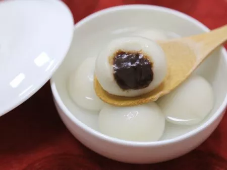 Tang Yuan recheado com pasta de feijão