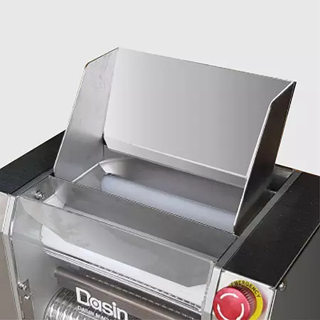 Guide plate for dough. Easy and convenient.