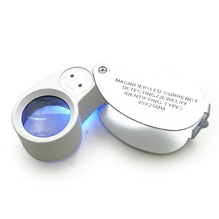 lente con luce UV per il controllo della fluorescenza dei diamanti