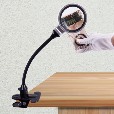 La loupe à lumière LED agrandit les objets de précision.
