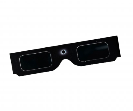Sonnenfinsternis-Papierbrille in schwarzer Farbe auf der Vorderseite.