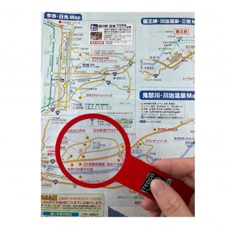 La mini loupe de marque-page agrandit le texte de la carte du Japon.