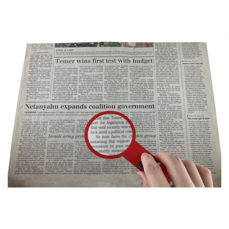 ミニブックマーク拡大鏡は、英字新聞のテキストを拡大します。