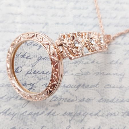 necklace magnifier pendant that can stand