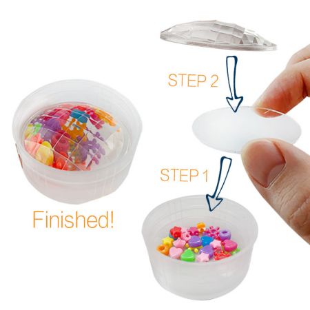 Ajoutez des perles et des paillettes sur le couvercle en plastique transparent ! Couvrez ensuite avec une lentille en plastique transparent et une lentille en acrylique.